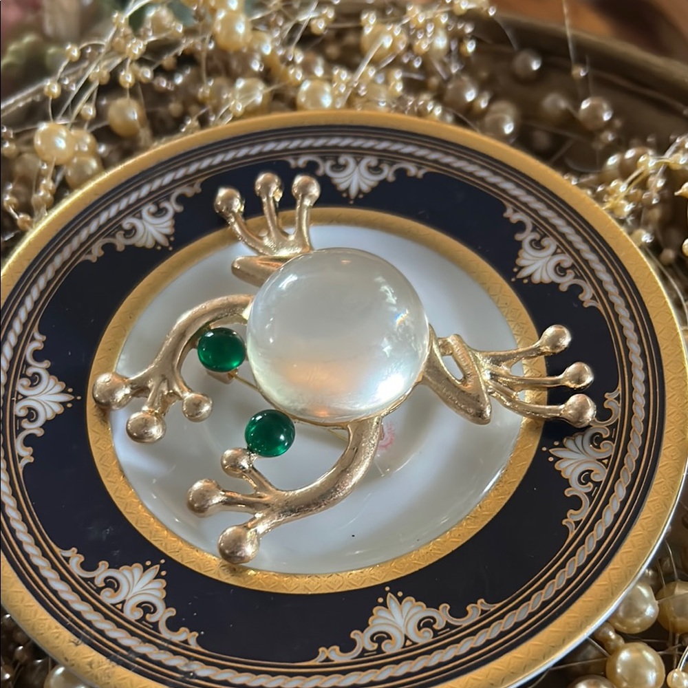Vintage Lucite Jelly Belly Frog Brooch